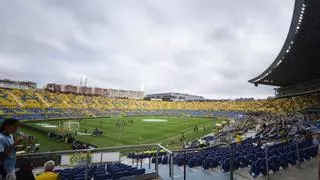 El Gran Canaria pierde la paciencia: protesta por la permisividad arbitral y los parones del UD Las Palmas - Real Valladolid