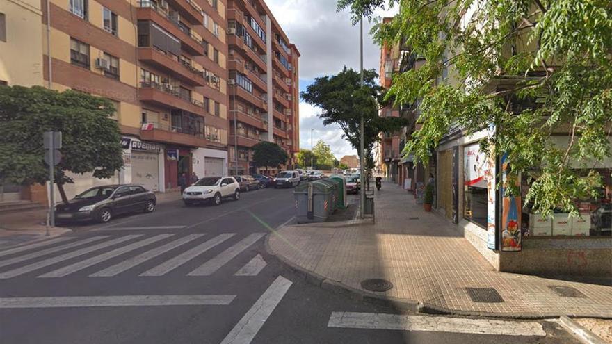 Una mujer resulta herida en el choque entre un coche y una moto en Cáceres