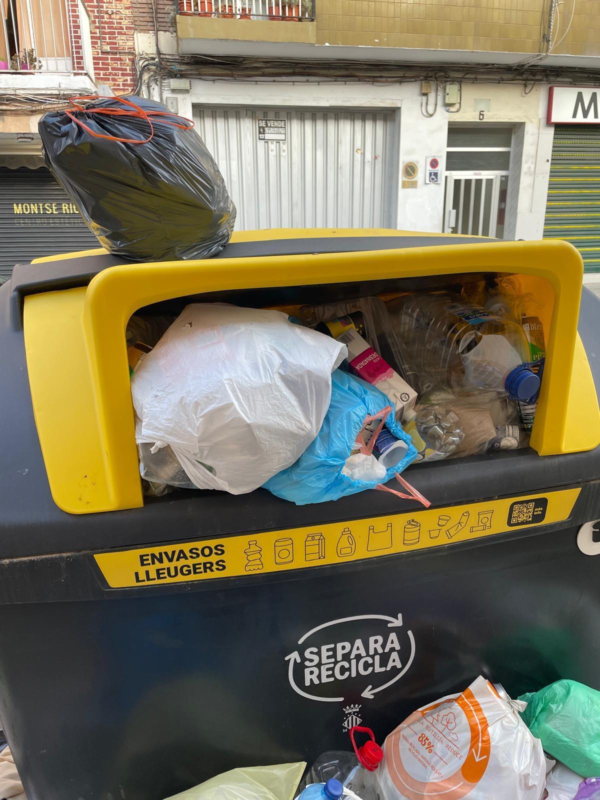 Contenedores llenos en Sagunt.