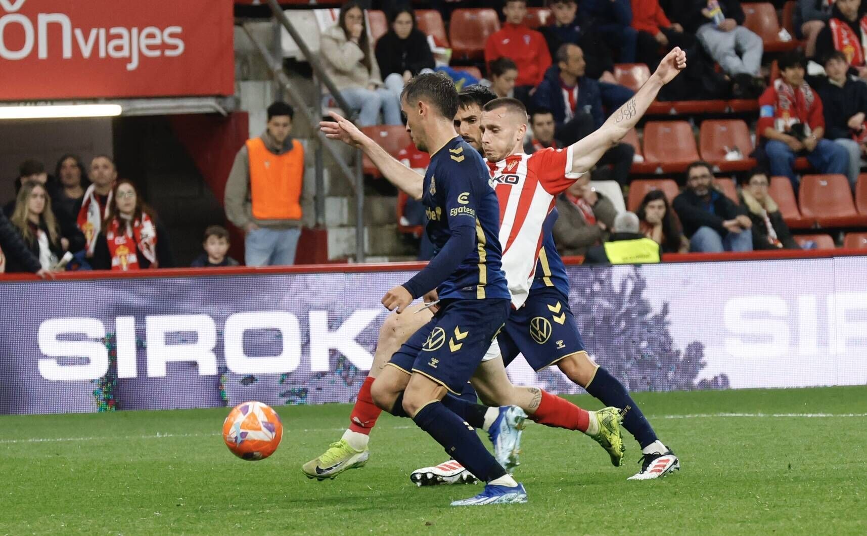 EN IMÁGENES: El Sporting - Tenerife disputado en El Molinón