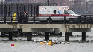 Cinco turistas catalanes y el piloto mueren al caer un helicóptero en el río Hudson de Nueva York