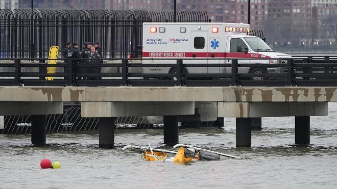 Cinco turistas catalanes y el piloto mueren al caer un helicóptero en el río Hudson de Nueva York