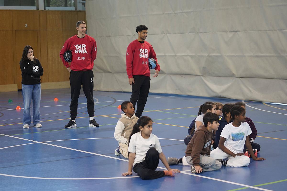 Girona pavello santa eugènia alumnes Escola Santa Eugènia de Girona trobada amb jugadors del Bàsquet Girona