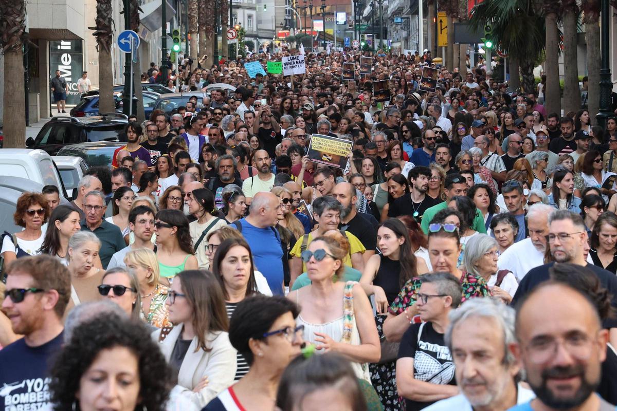 Cientos de personas salen a la calle en Vigo a protestar por la gestión de los incendios... bajo la ceniza