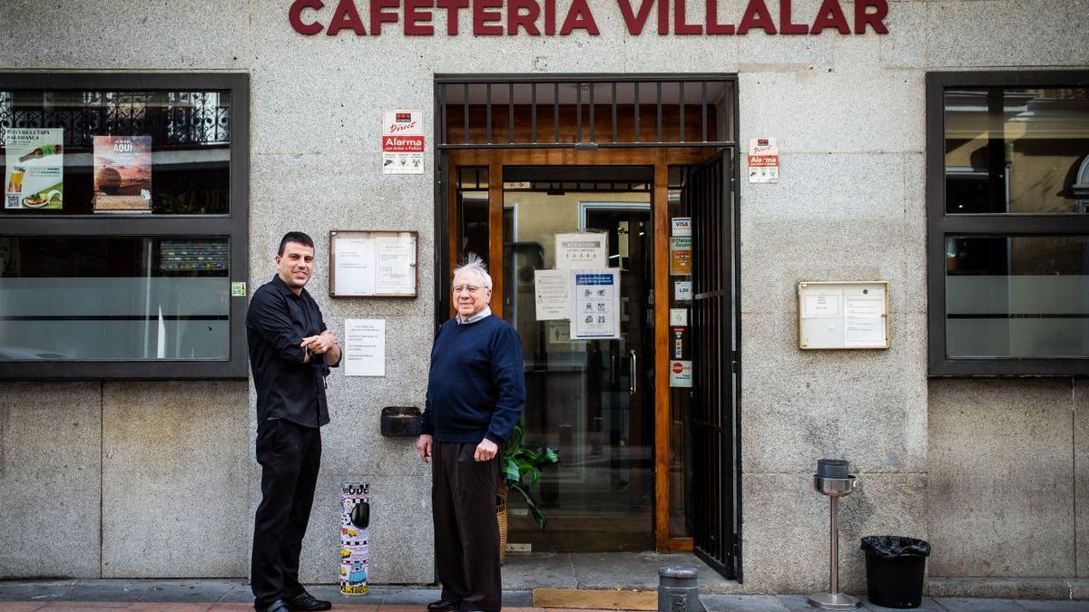 Daniel Sanz y Juan Antonio Méndez, en la puerta de la Cafetería Villalar.