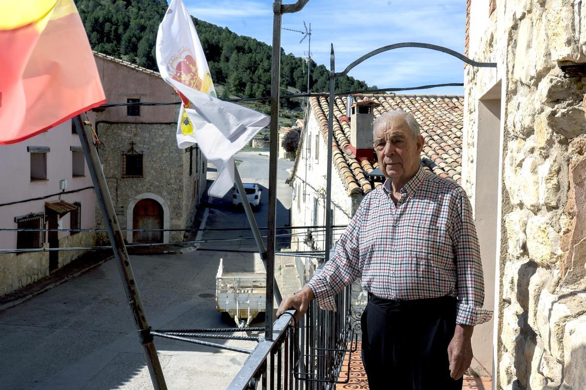 Manuel Murciano, antiguo alcalde de Moscardón posa antes de las elecciones del 2023