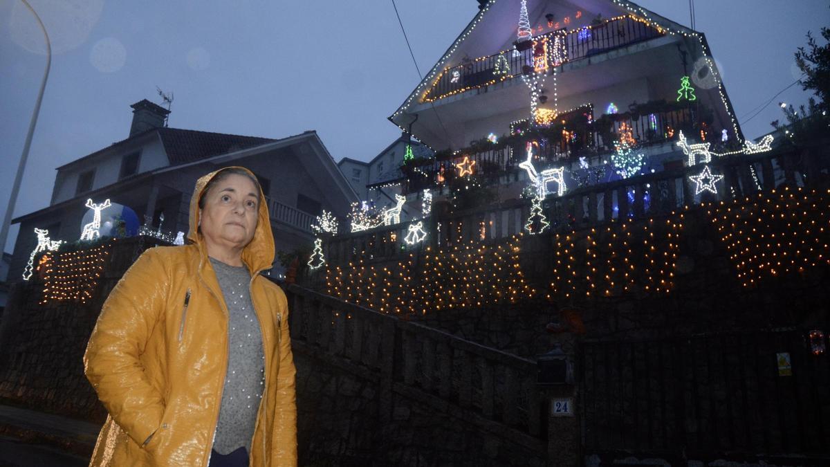 Marga González, ante su casa de Monte Porreiro completamente iluminada.