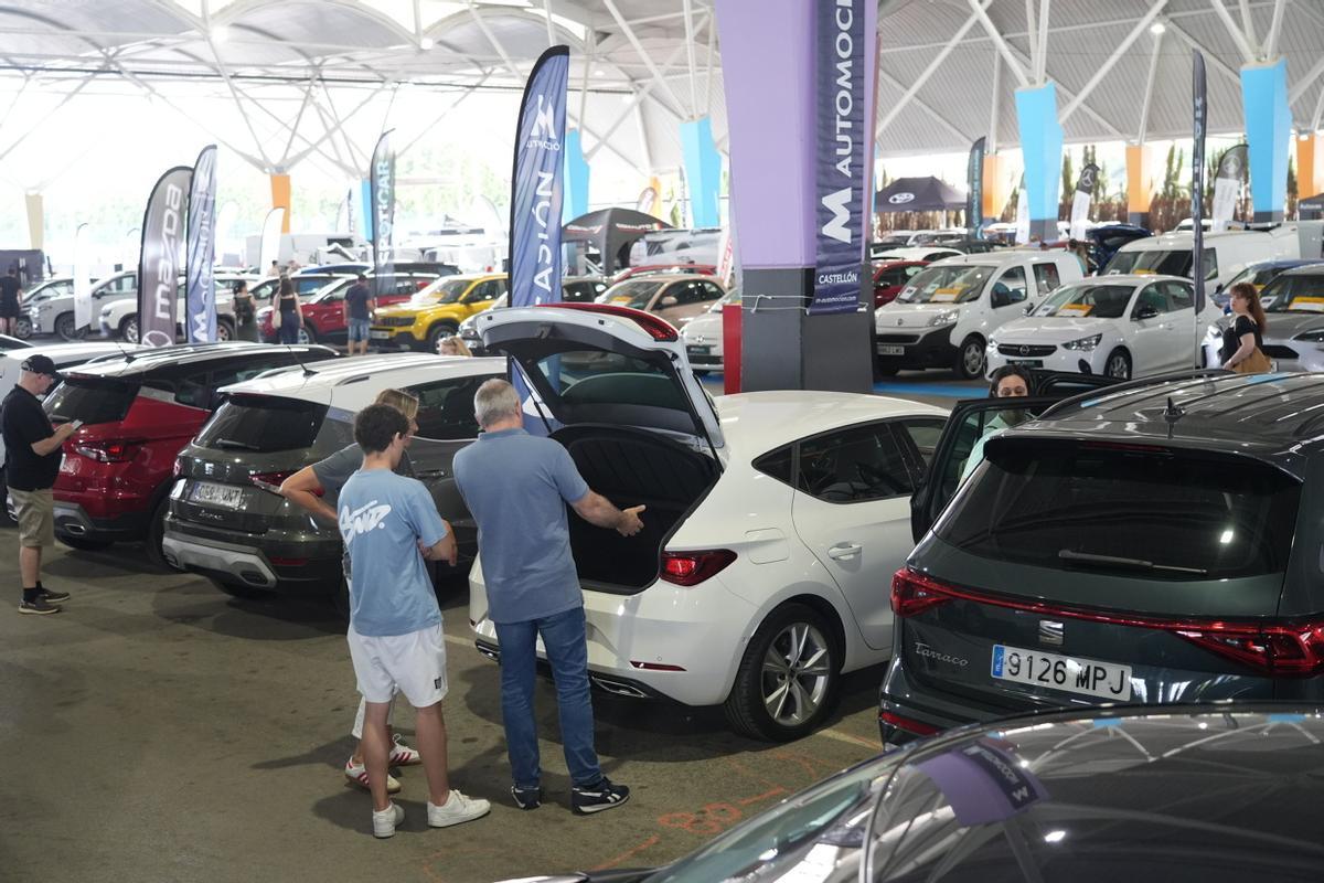 Galería: Los clientes observan los coches de Motorocasión.