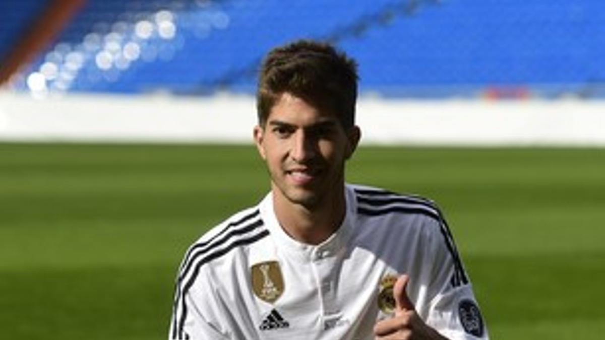 Lucas Silva posa vestido de blanco sobre el césped del Santiago Bernabéu, tras ser presentado como nuevo jugador del Madrid