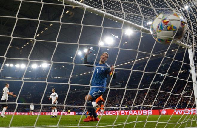 El defensa Virgil van Dijk (2ª R) marca el gol 2-2 más allá del portero, Manuel Neuer, durante el partido de fútbol de la Liga de Naciones de la UEFA Alemania - Holanda en Gelsenkirchen.