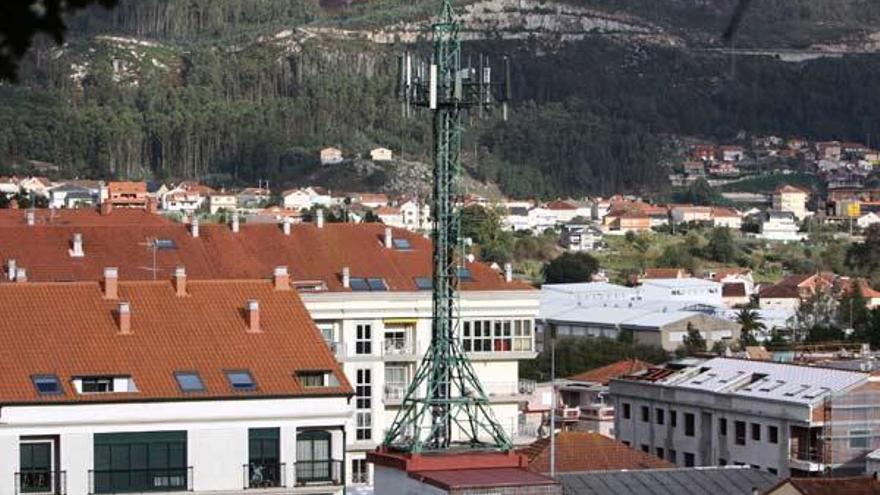Antena de telefonía móvil instalada en la calle As Barxas.  // Carmen Giménez
