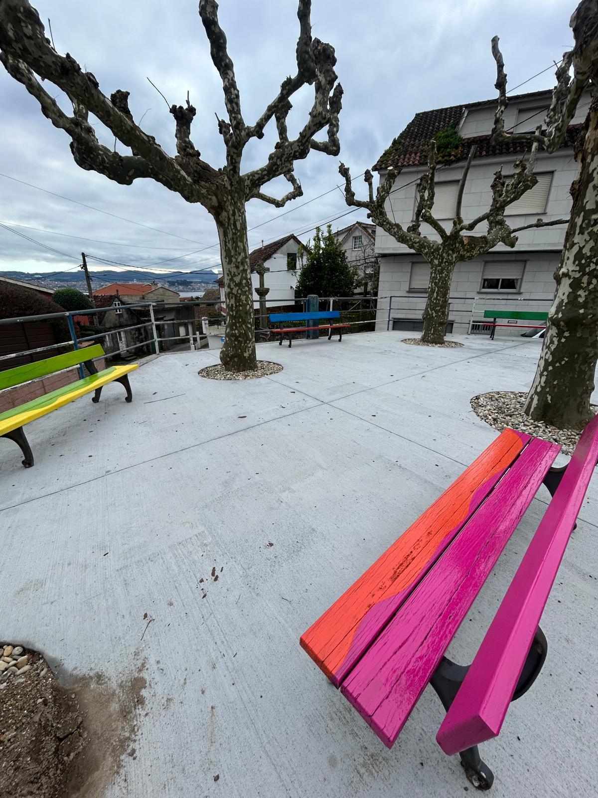 Los bancos recién pintados.