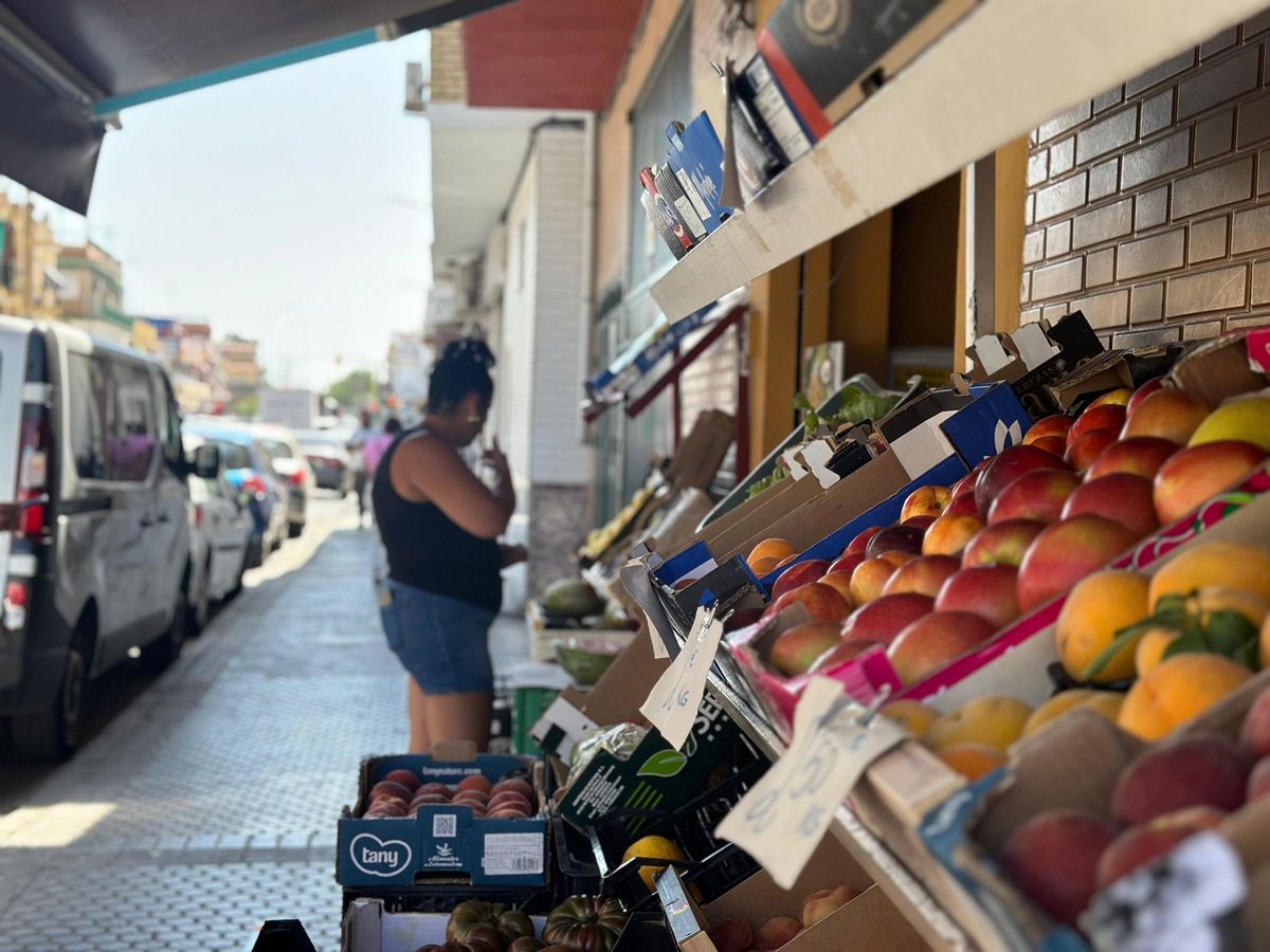 Una vecina compra fruta en la Frutería Dolores de la calle Torrelaguna.