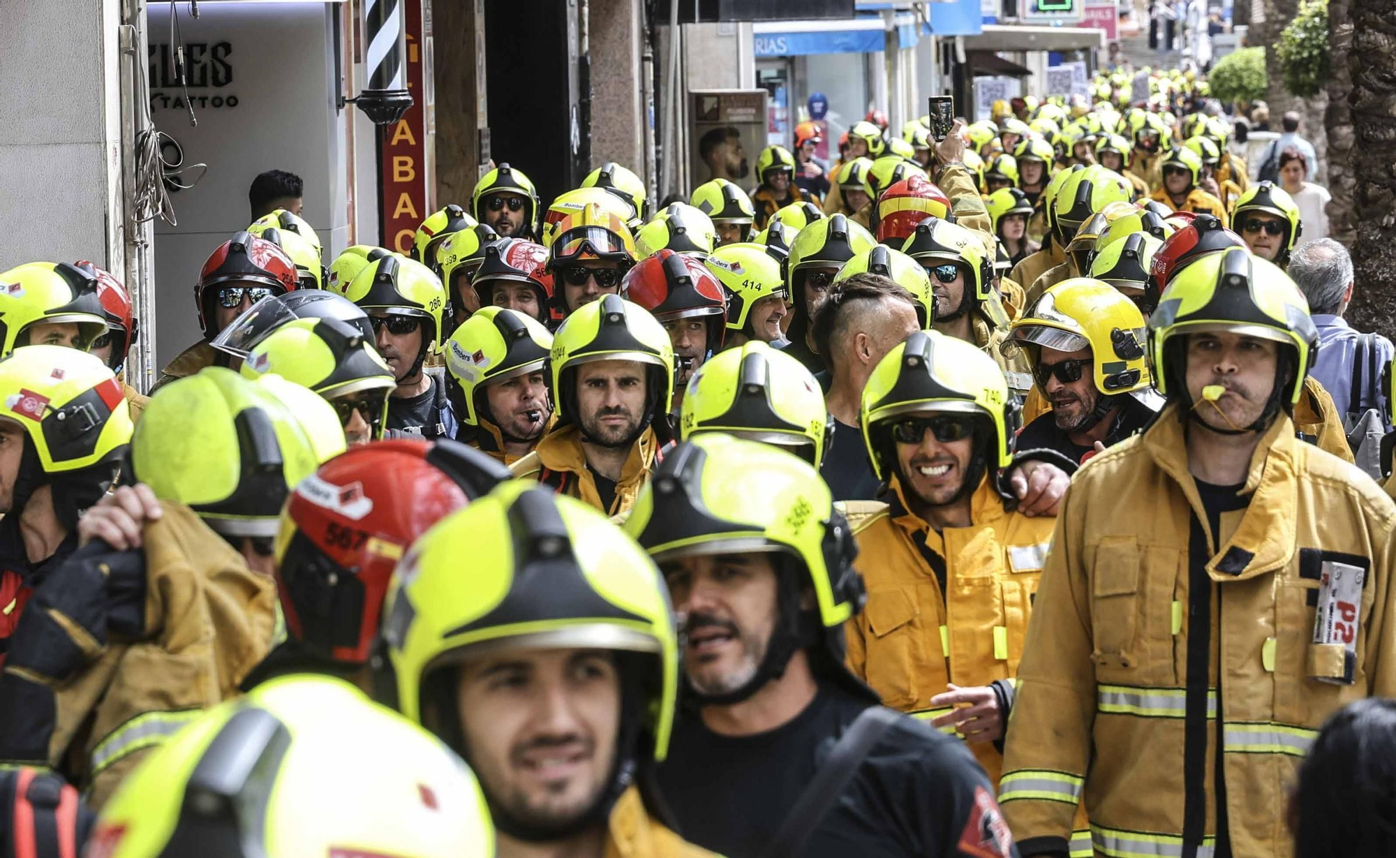 Protesta de los bomberos frente a la Diputación de Alicante