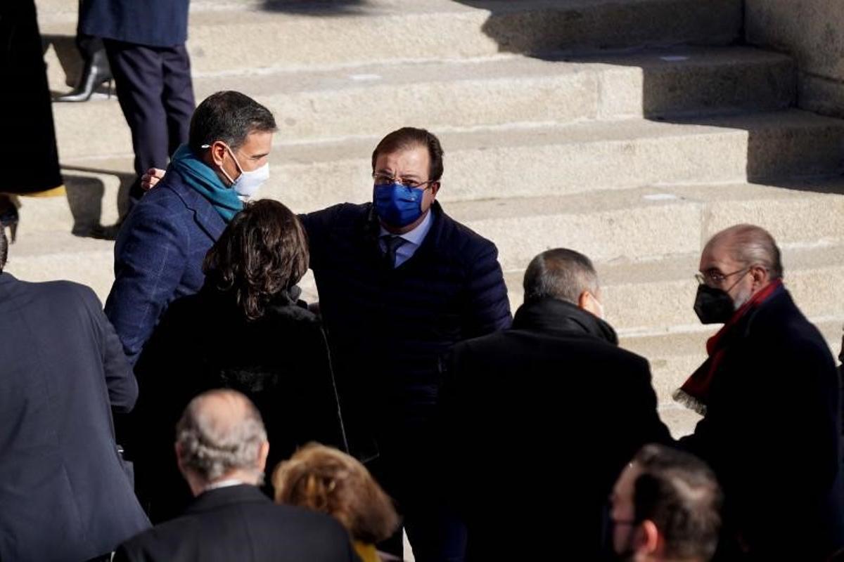 El presidente del Gobierno, Pedro Sánchez, conversa con los presidentes de Extremadura y La Rioja, Guillermo Fernández Vara y Concha Andreu, en presencia del jefe del Ejecutivo de Aragón, Javier Lambán (d), este 6 de diciembre de 2021 durante el acto por los 43 años de la Constitución española, en la Puerta de los Leones del Congreso.