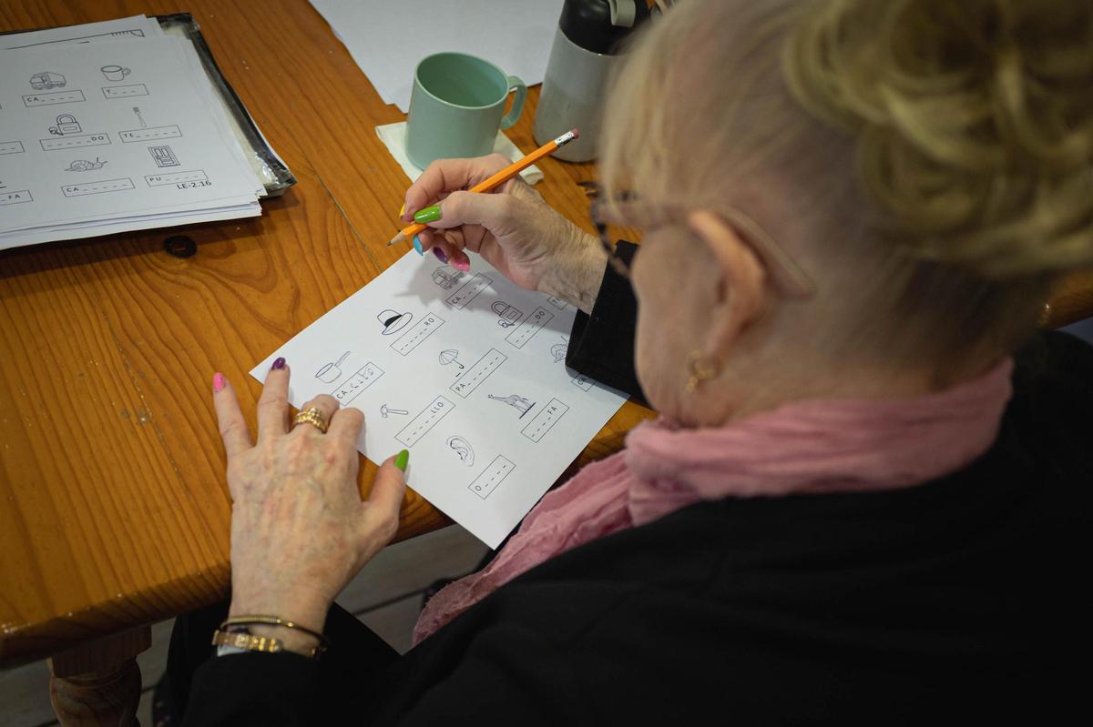 Una persona con alzhéimer realiza un taller en una asociación tinerfeña.