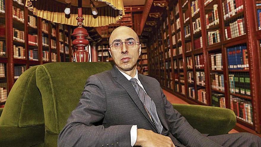 Jaume Far, director de la Oficina Anticorrupción, en la biblioteca del Parlament.