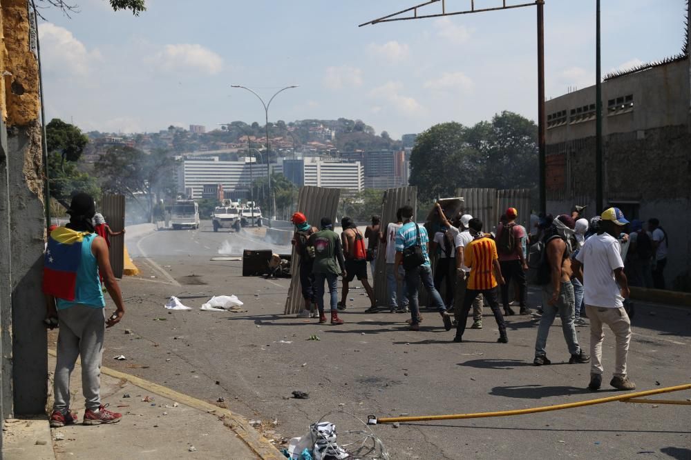 El alzamiento militar en Venezuela.