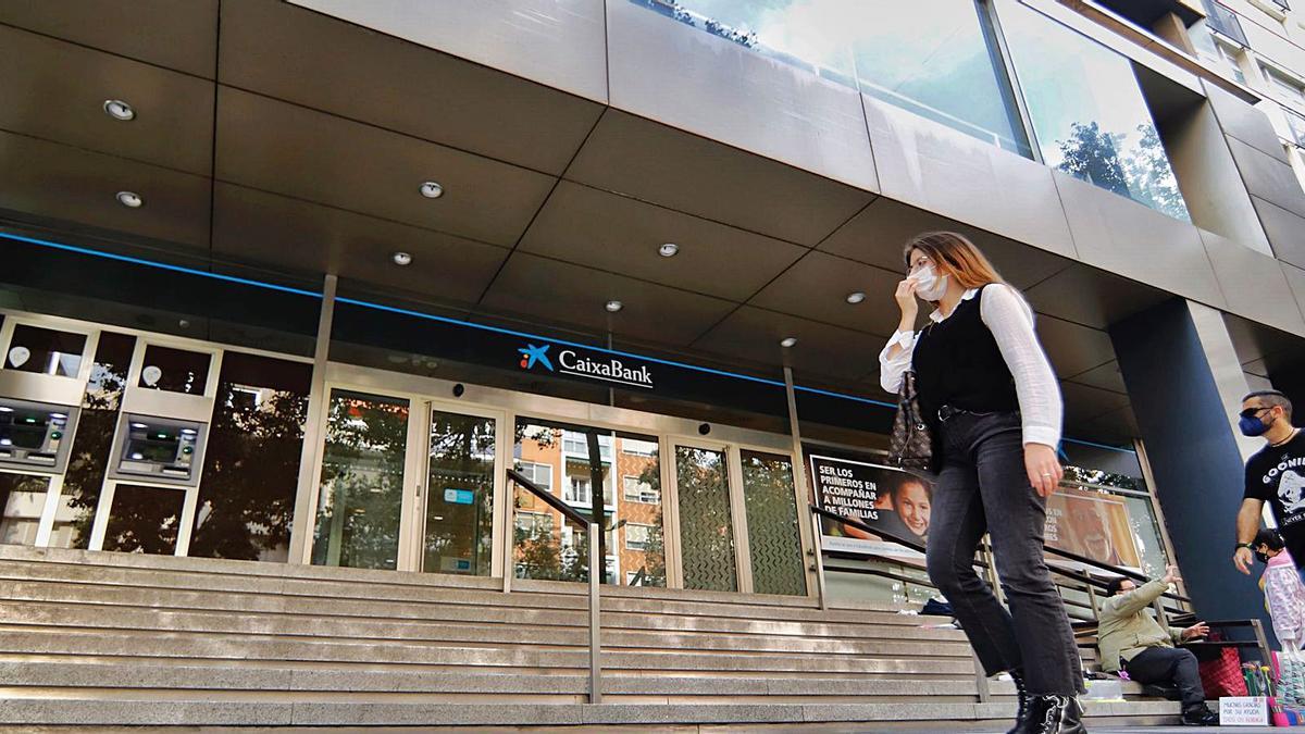 Sede de CaixaBank en la Gran Vía de Murcia. | JUAN CARLOS CAVAL