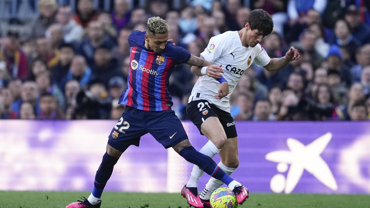 Jesús Vázquez durante el partido contra el Barcelona pugna por el balón con Raphinha, autor del único tanto del partido