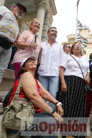 Cientos de personas protestan frente al Ayuntamiento de Cartagena por el pacto entre PP, PSOE y Cs