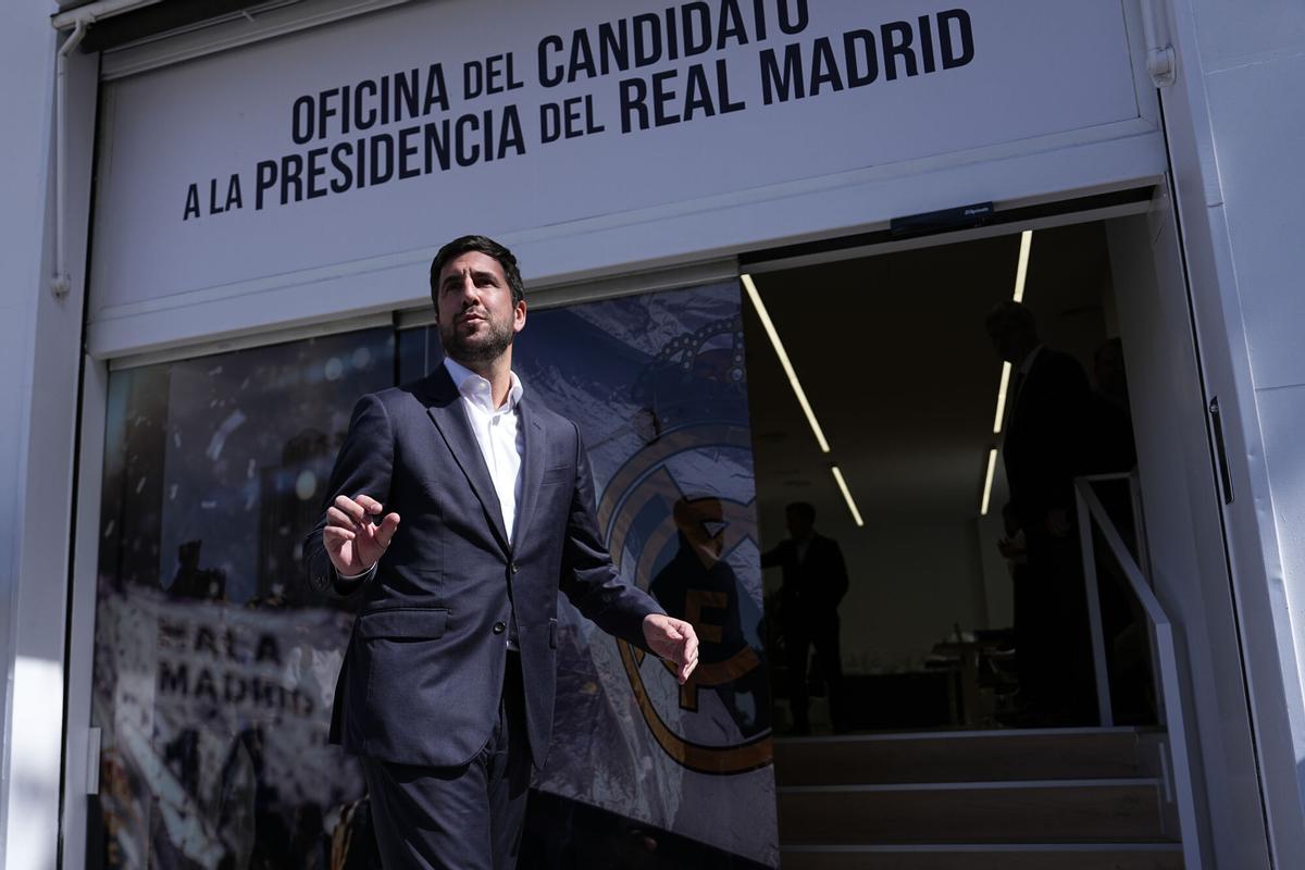 Enrique Riquelme en la apertura de su sede electoral.