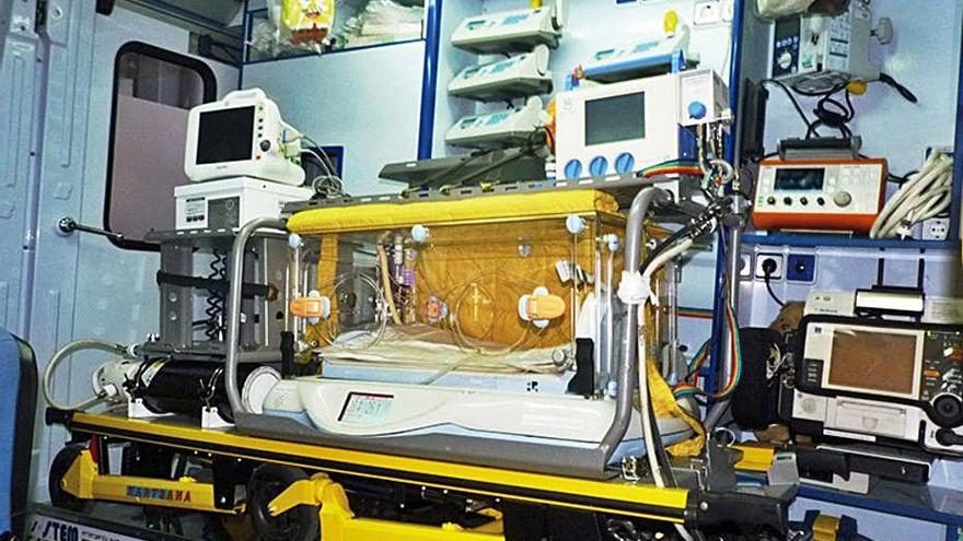 Ambulància preparada per traslladar pacients neonatals.