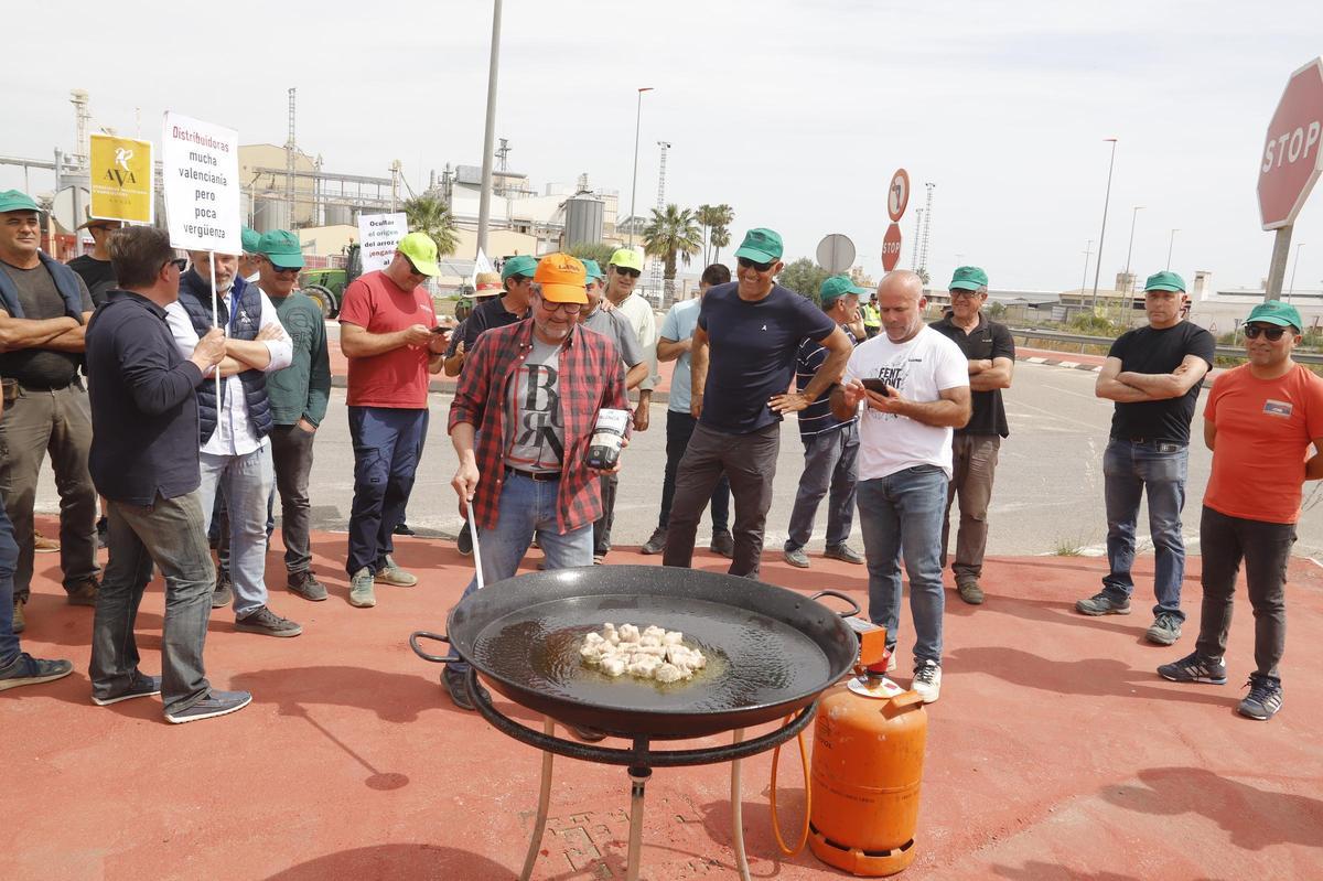 Paella en las inmediaciones de Ebro Foods, en Algemesí.
