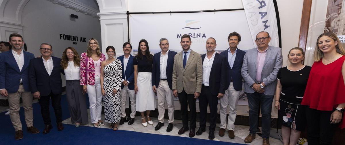 Los promotores de la nueva Marina, en el centro junto al alcalde, el jueves pasado en Fomento de AIC.