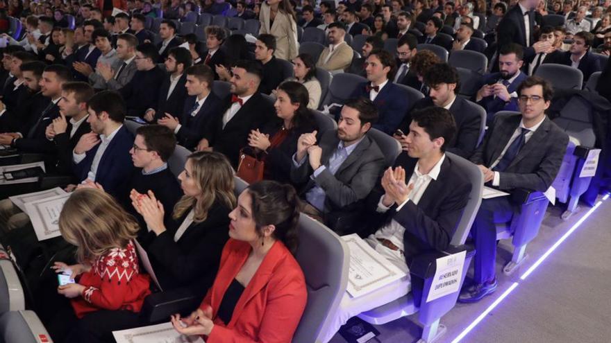 Estudiantes, familiares y amigos, ayer, en el Palacio de Congresos. | J. Plaza