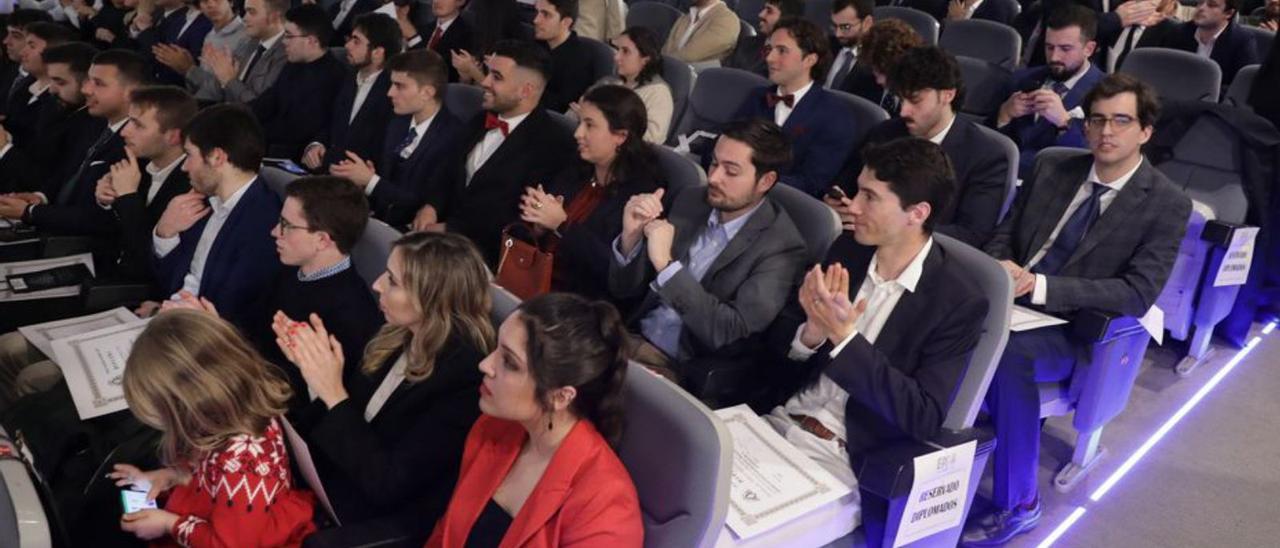 Estudiantes, familiares y amigos, ayer, en el Palacio de Congresos. | J. Plaza