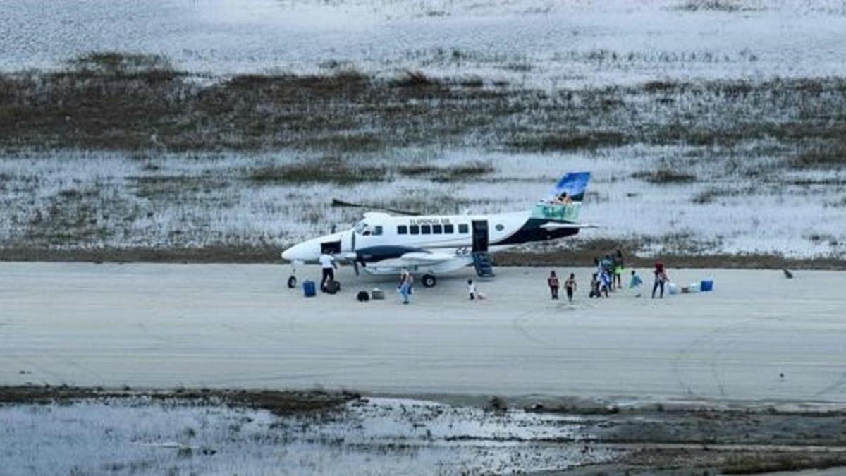 Un avión lleva ayuda a los supervivientes del huracán 'Dorian'.