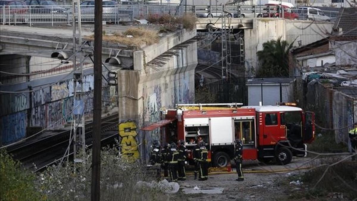 Bomberos trabajan en las vías de la antigua estación de Arc de Triomf donde se ha originado el incendio que afectado al servicio de Rodalies.