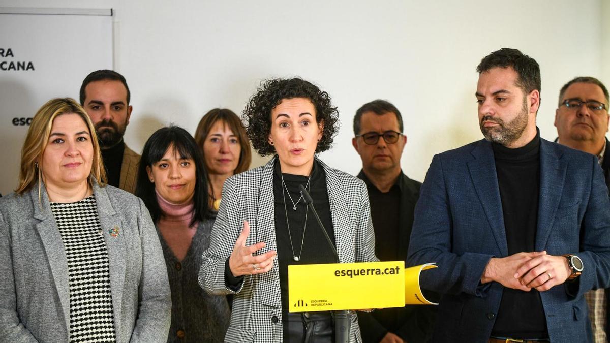 Marta Rovira amb l'alcaldessa de Figueres, la candidata a Castelló d'Empúries i la resta dels candidats d'ERC.