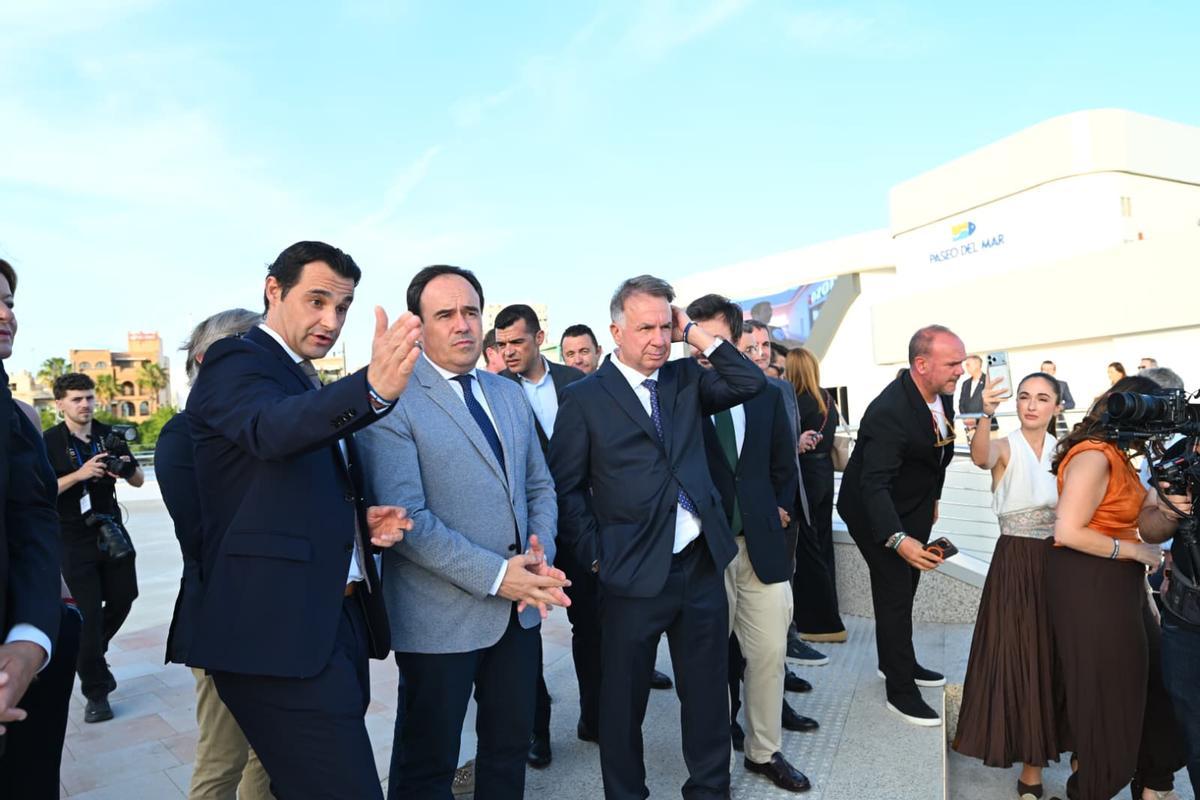 Torrevieja estrena el Paseo del Mar como nuevo espacio de ocio en el puerto