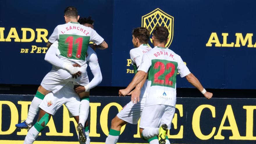 Los jugadores del Elche celebran el gol de Sory en Cádiz