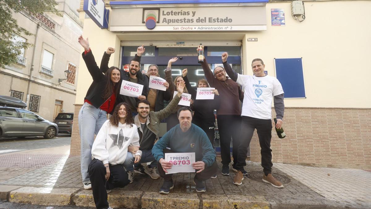 Celebración del primer premio de la Lotería de El Niño en Quart de Poblet.