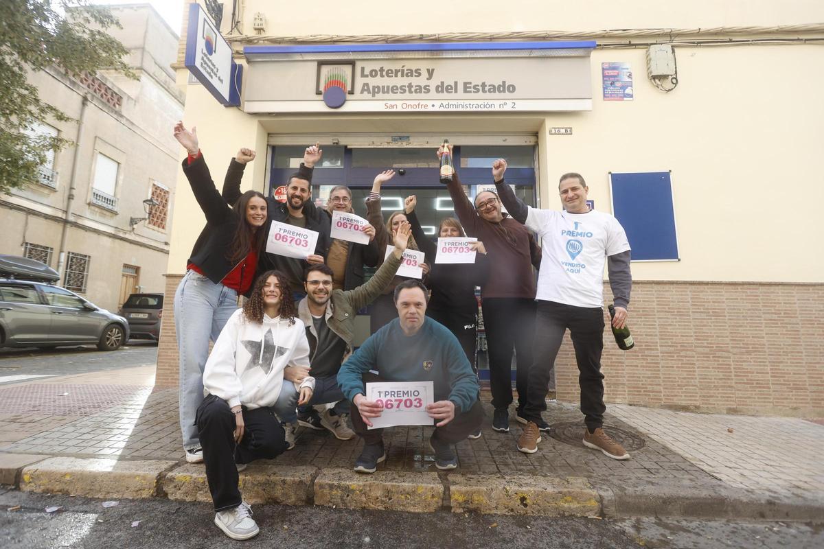 Celebración del primer premio de la Lotería de El Niño en Quart de Poblet.