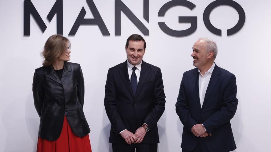 El president de Mango, Toni Ruiz, al costat de Margarita Salvans i Daniel López, a la seu de l’empresa.