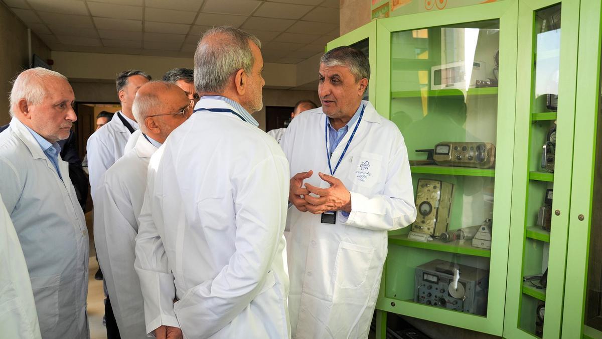 TENSIÓN EN IRÁN | El líder negociador iraní celebra «una reunión profunda y técnica» con el jefe de la Agencia Atómica internacional antes del encuentro con EEUU