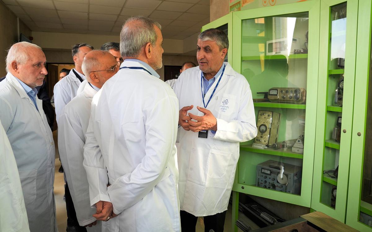 Archivo - El presidente iraní, Masud Pezeshkian, en una visita a instalaciones nucleares en Teherán (archivo)