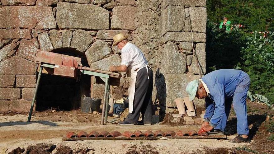 Ruinas de uno de los hornos de la zona de A Telleira, durante una exhibición realizada en 2008. // FdV