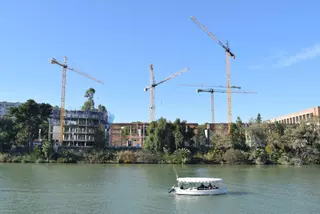 KKH informa a los vecinos de Los Remedios sobre las obras de la antigua fábrica de tabacos tras las quejas