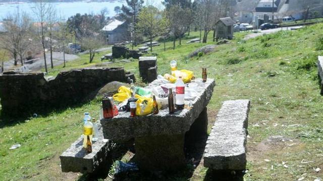 Restos de «botellón» en una zona verde de O Salnés.