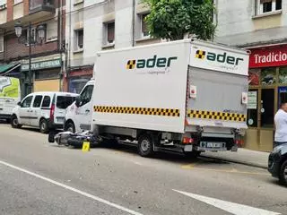 EN IMÁGENES: Un motorista fallece en Oviedo tras un accidente en la calle Fuertes Acevedo