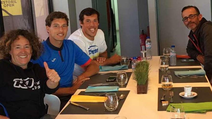 Rosa Domínguez, Pablo Carreño, Miguel Fragoso y Samuel López, entrenadores del gijonés, antes de la final de Estoril en la que el tenista gijonés resultó ganador.