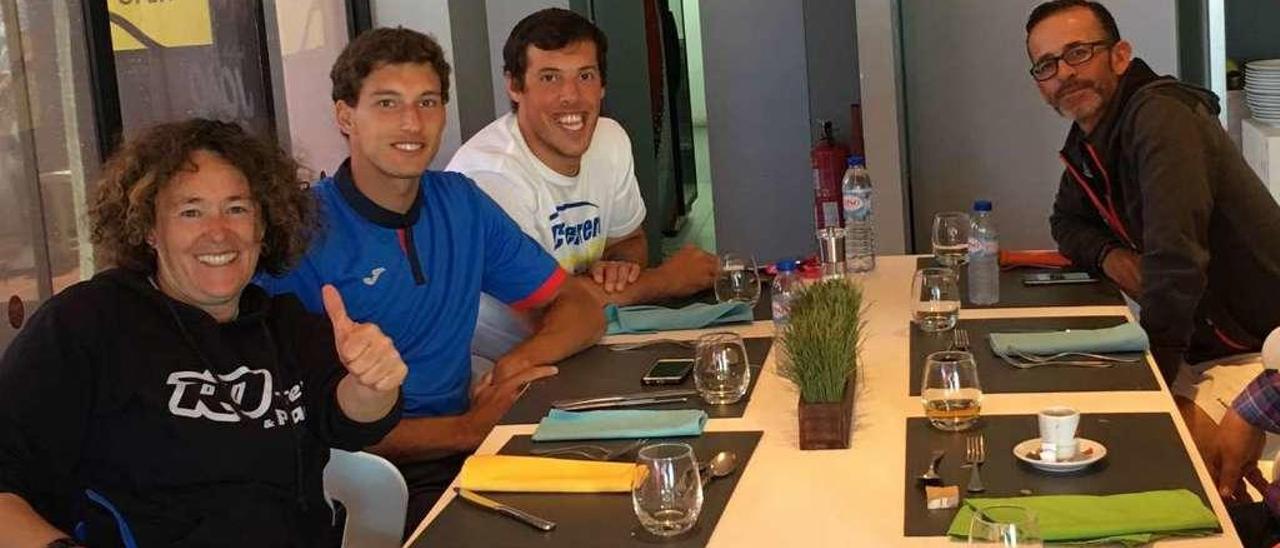 Rosa Domínguez, Pablo Carreño, Miguel Fragoso y Samuel López, entrenadores del gijonés, antes de la final de Estoril en la que el tenista gijonés resultó ganador.