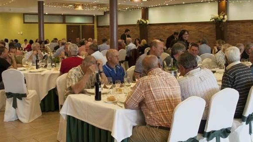 Casi un centenar de empleados y extrabajadores municipales (parte de ellos en las imágenes superiores) acudieron a la comida.