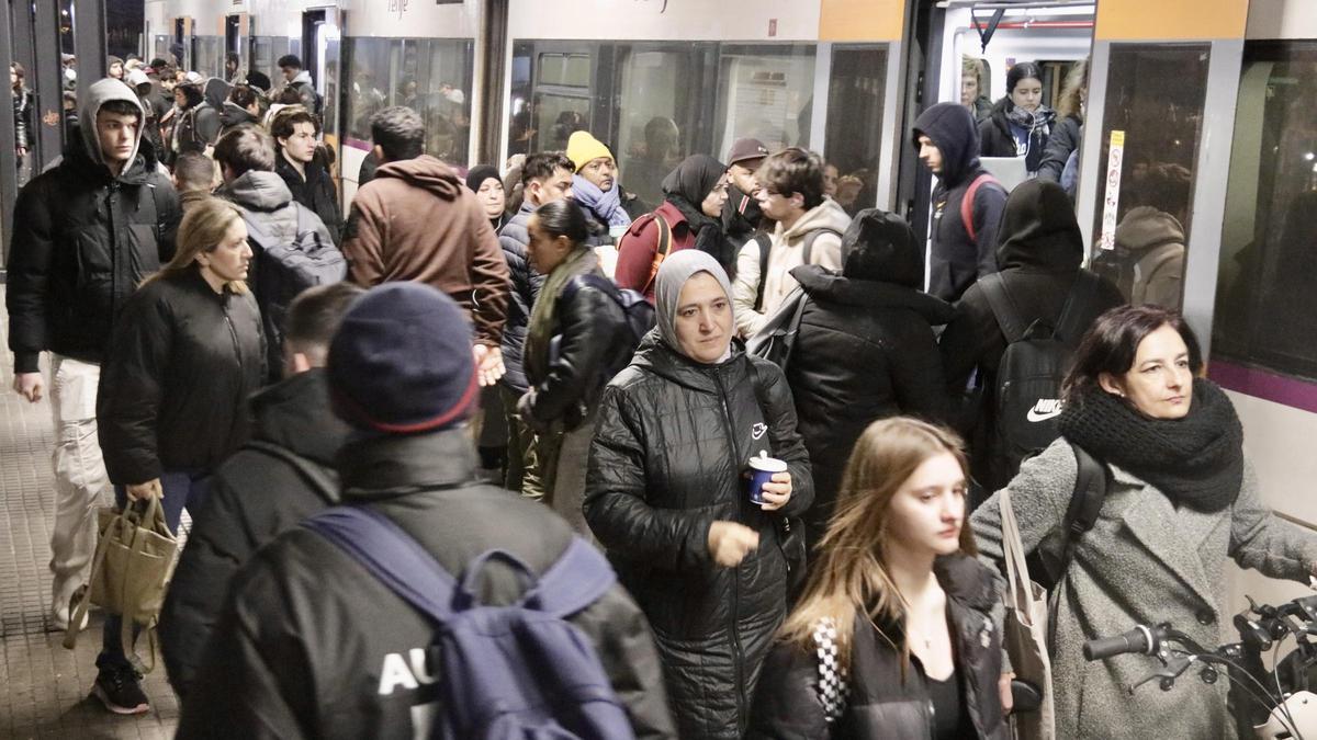 Acumulació d'usuaris a l'andana d'una estació de Rodalies.