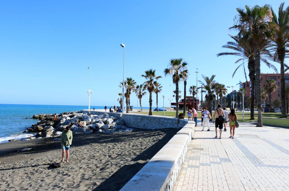 Los vecinos del barrio de Huelin se quejan del mal estado de la playa y piden responsabilidades al Ayuntamiento de Málaga